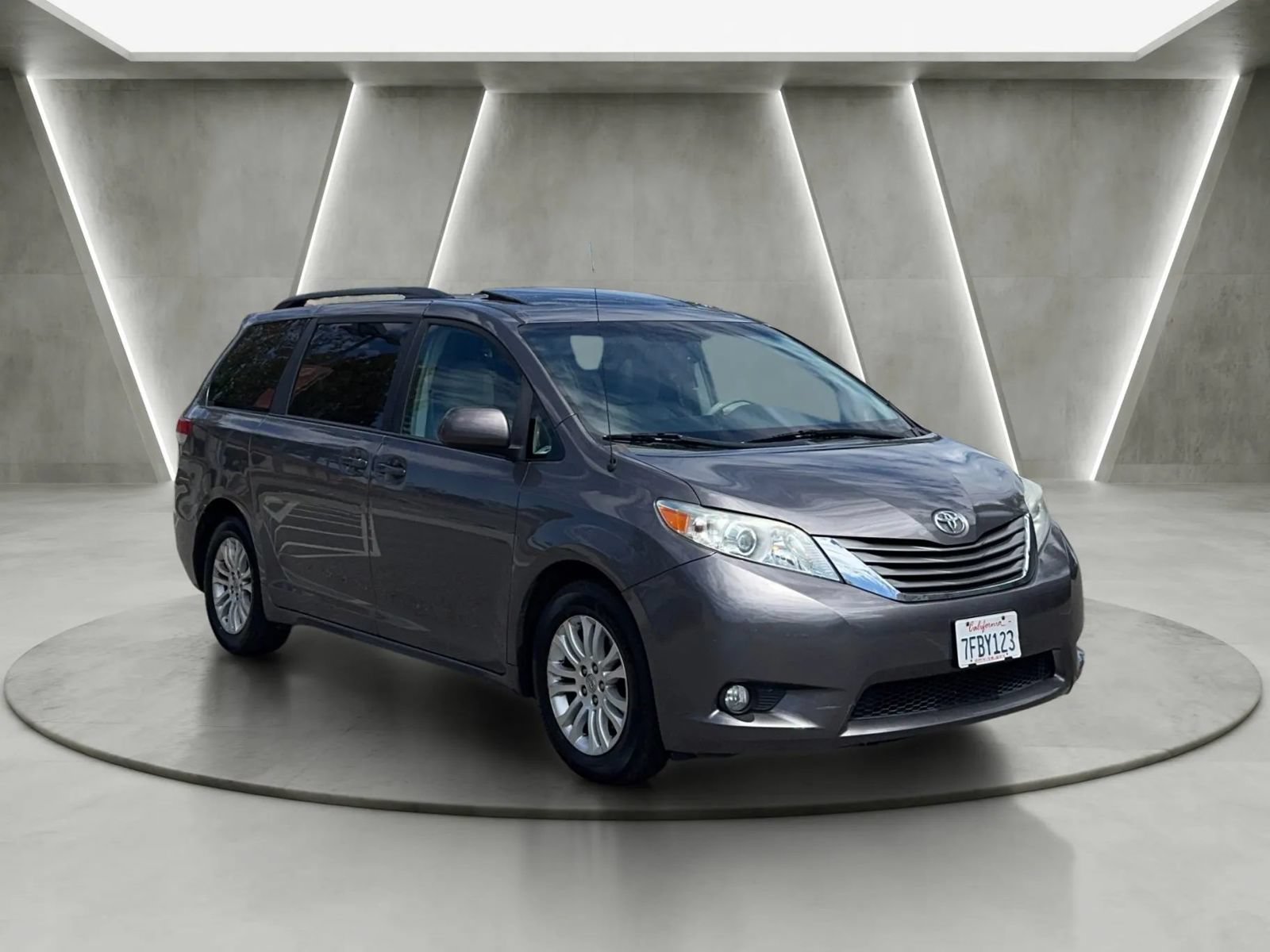 Used 2014 Toyota Sienna XLE FWD image 1