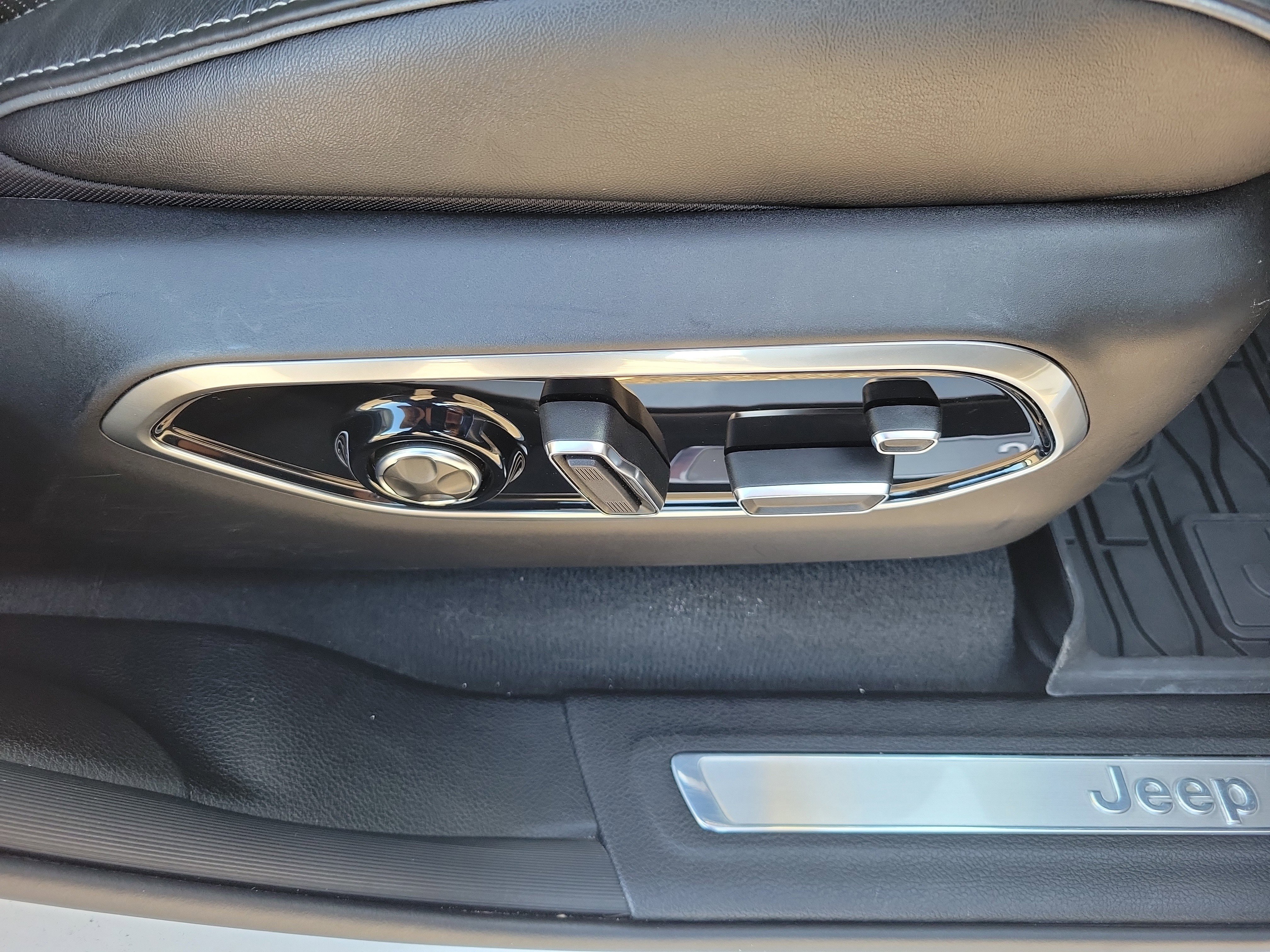 Used 2023 Jeep Grand Cherokee Overland w/ Adv Protech Group III image 9