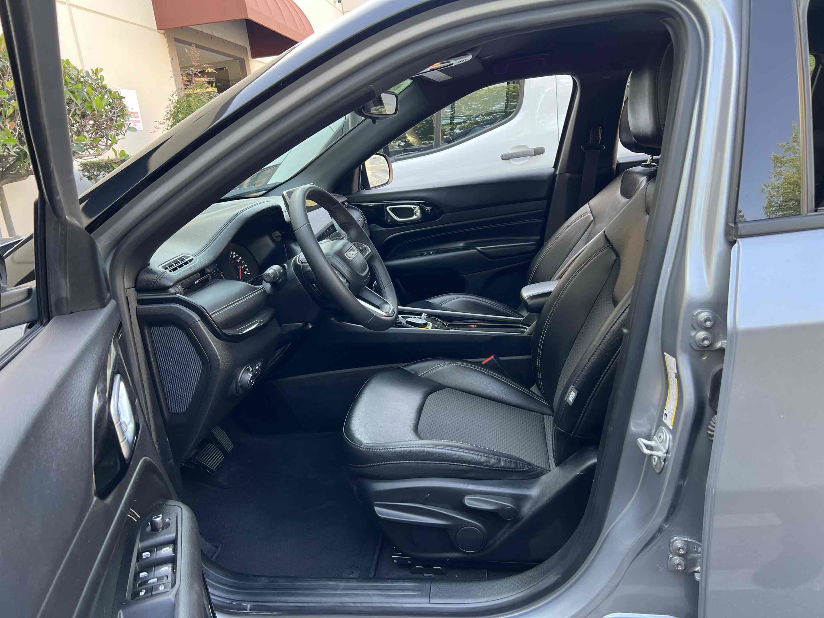 Used 2023 Jeep Compass Latitude image 4