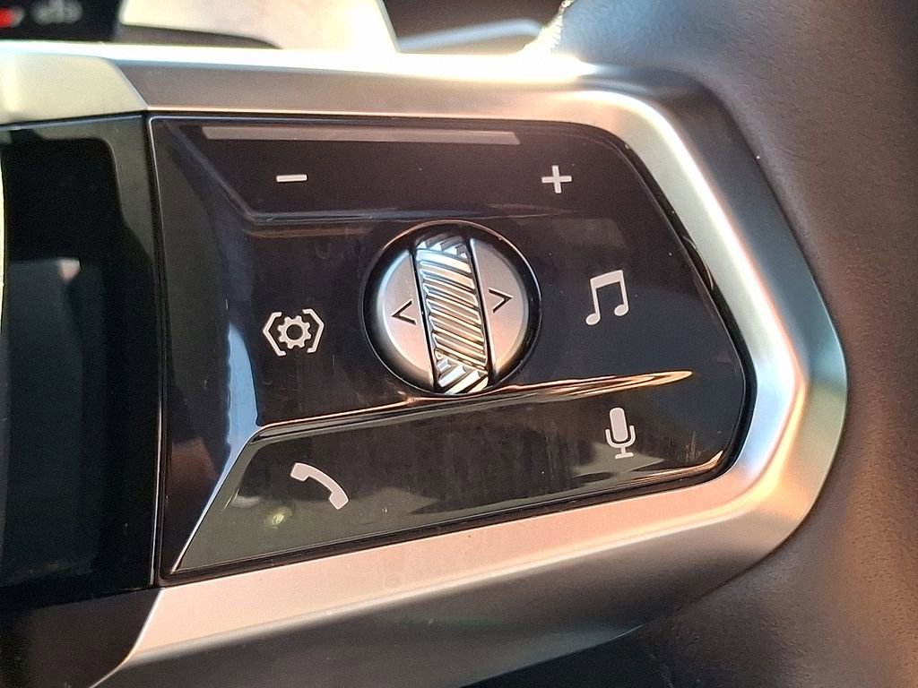 Used 2025 BMW 740i xDrive image 25