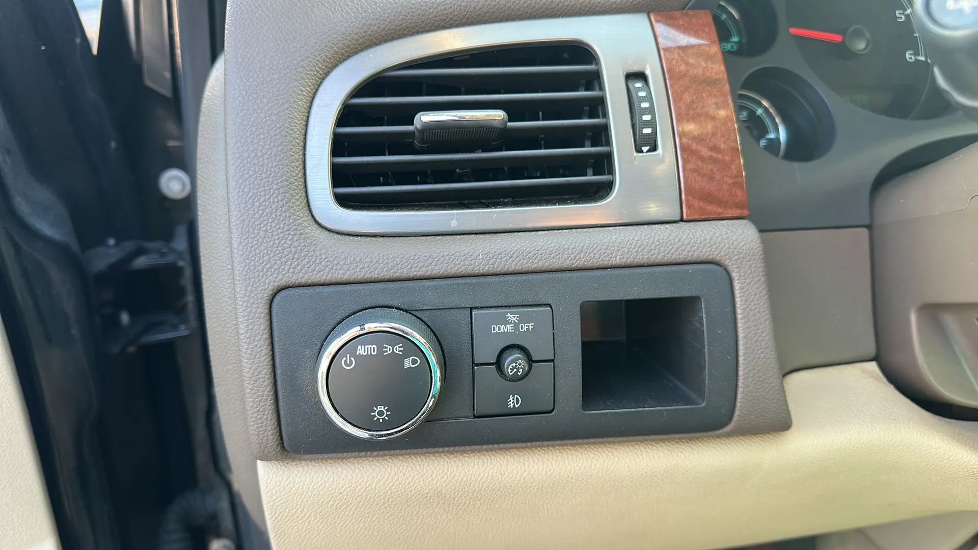 Used 2008 GMC Yukon XL SLT w/ SLT Preferred Equipment Group image 38