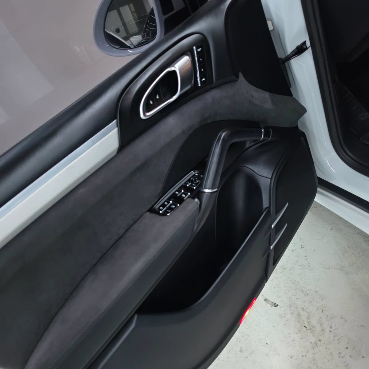 Used 2016 Porsche Cayenne GTS w/ Premium Package Plus AWD/4WD image 17
