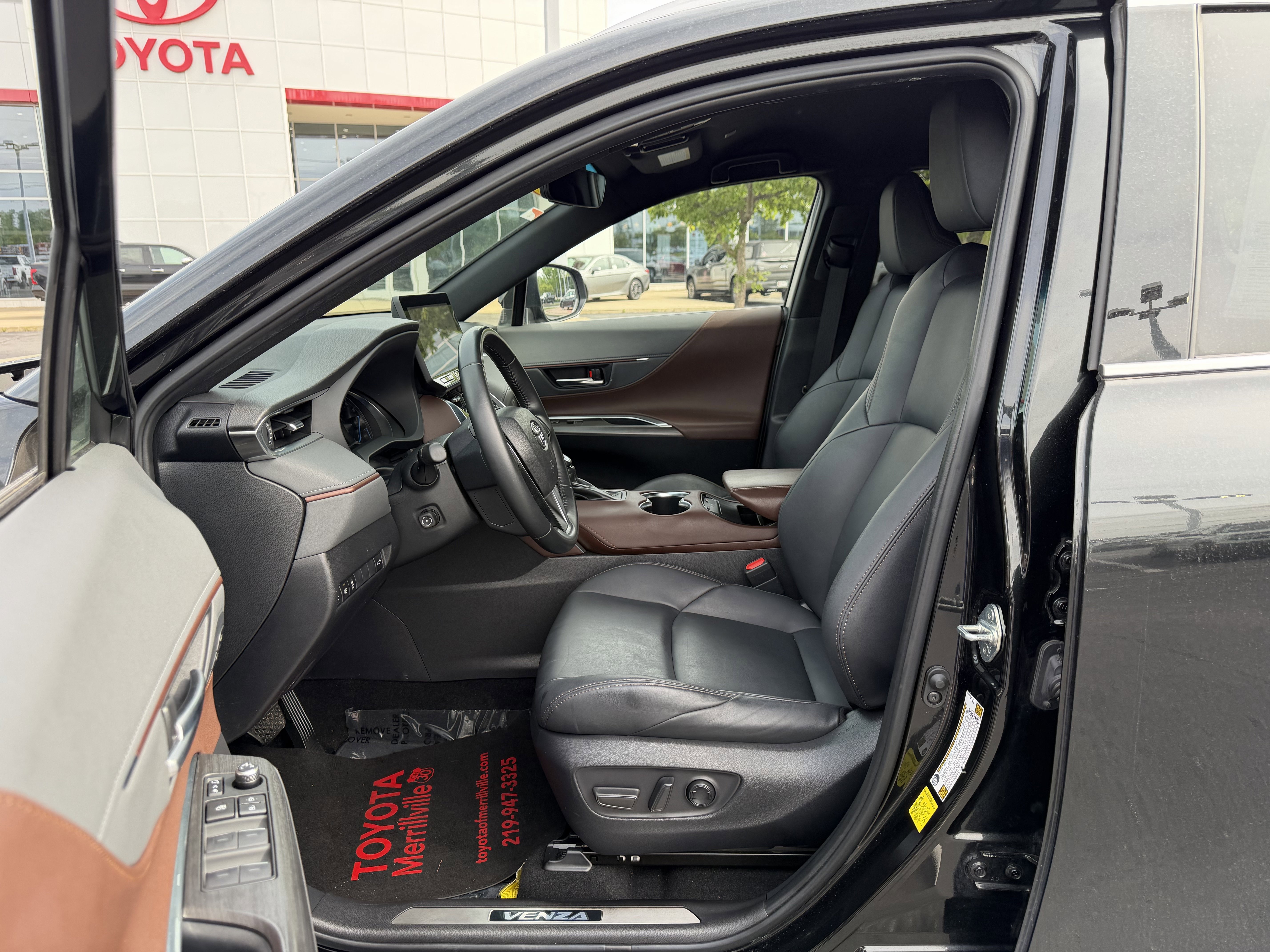 Used 2024 Toyota Venza XLE AWD/4WD image 13