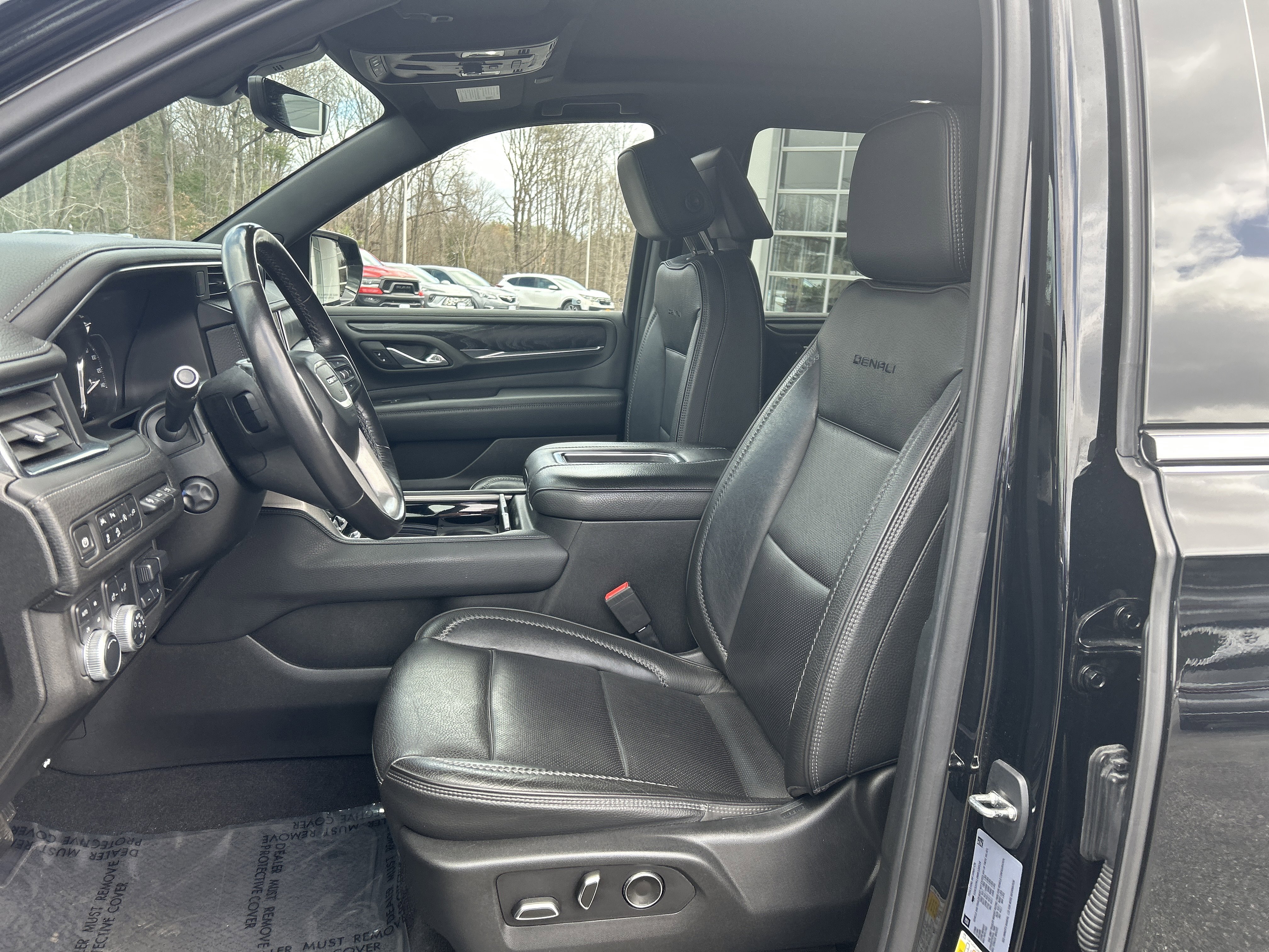 Used 2021 GMC Yukon Denali w/ Denali Premium Package image 17