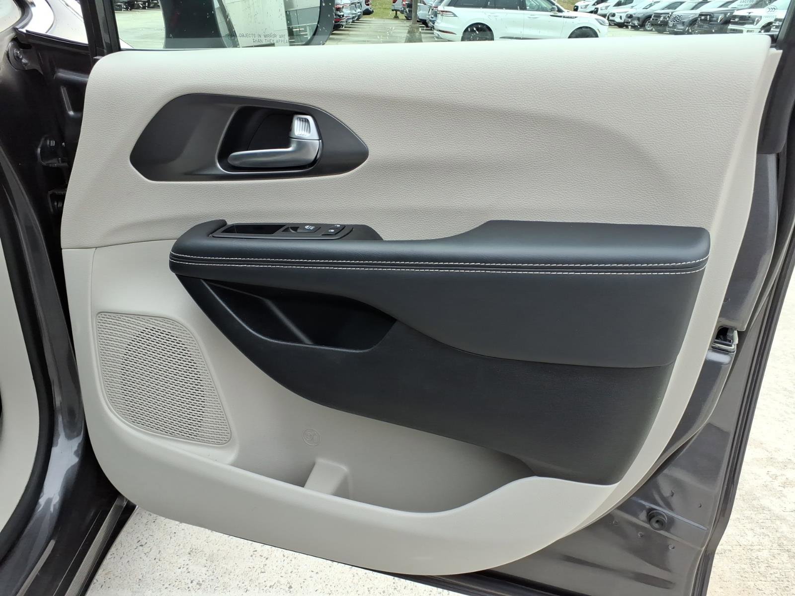 Used 2023 Chrysler Pacifica Touring-L image 7