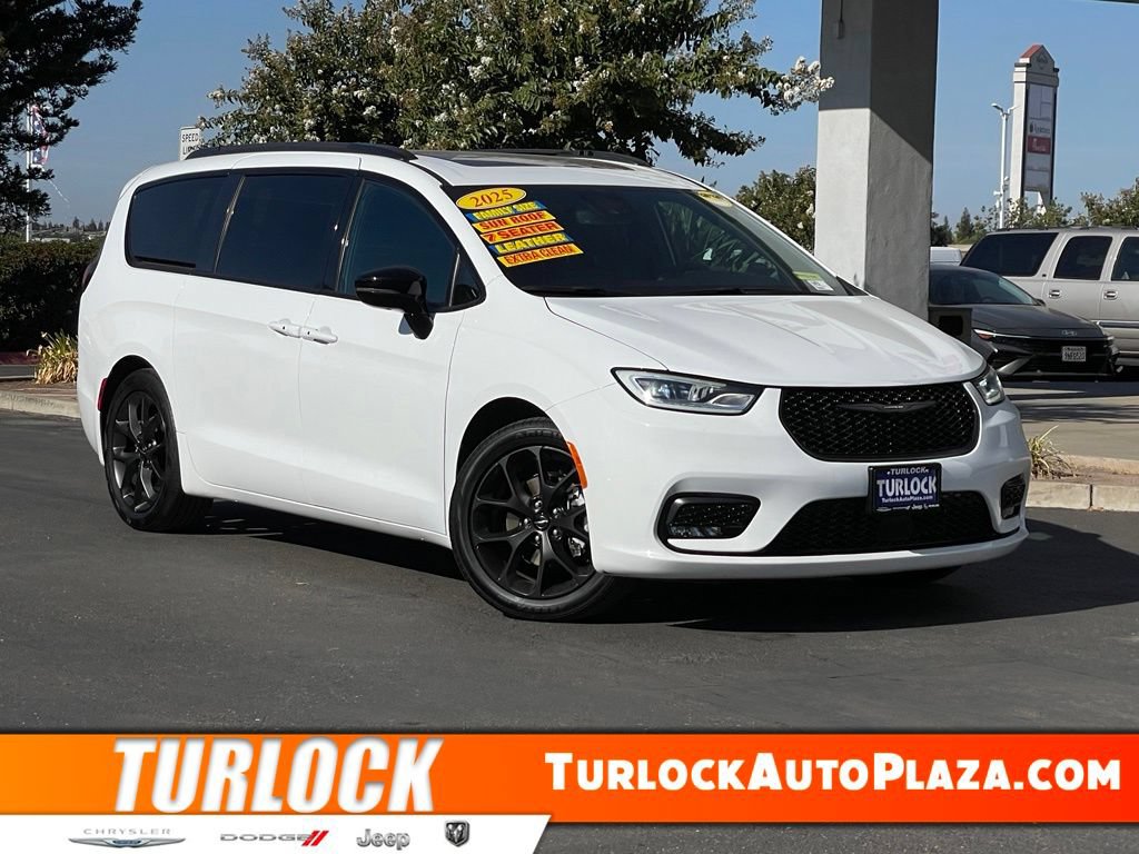 Used 2025 Chrysler Pacifica Limited FWD image 1