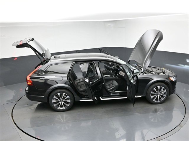 Certified 2024 Volvo V90 B6 Cross Country Plus image 49