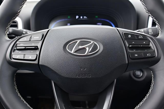 Used 2023 Hyundai Venue Limited image 19