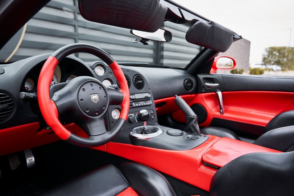 Used 2003 Dodge Viper SRT-10 image 2