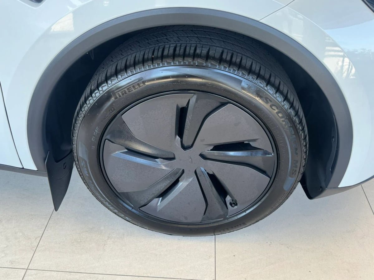 Used 2026 Tesla Model Y 2WD image 36