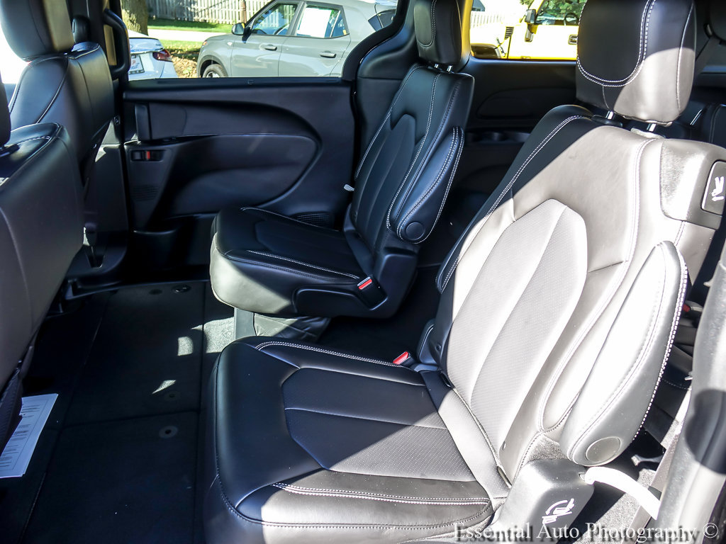 Used 2027 Chrysler Pacifica Select FWD image 13