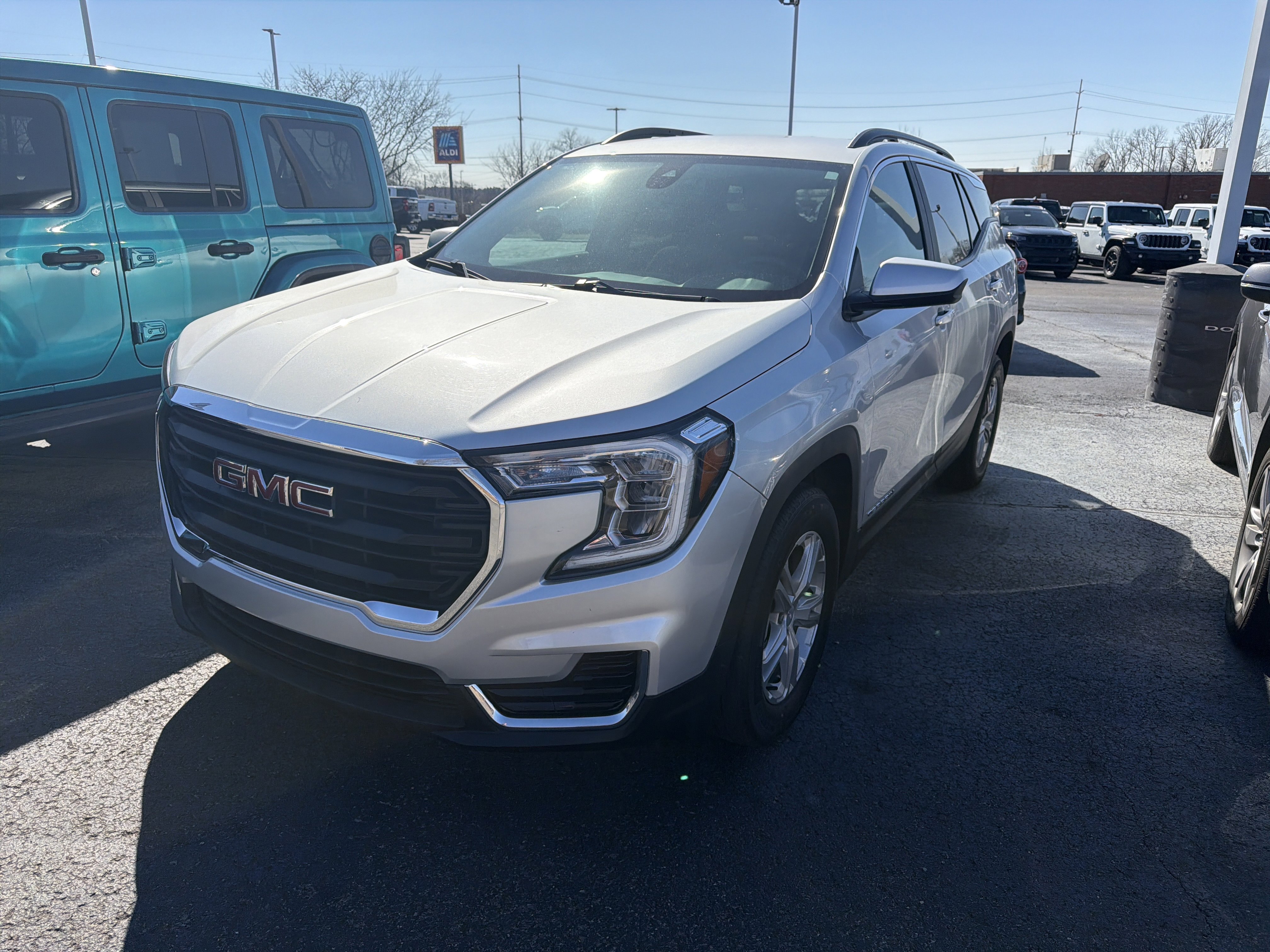 Used 2022 GMC Terrain SLE w/ Driver Convenience Package image 1