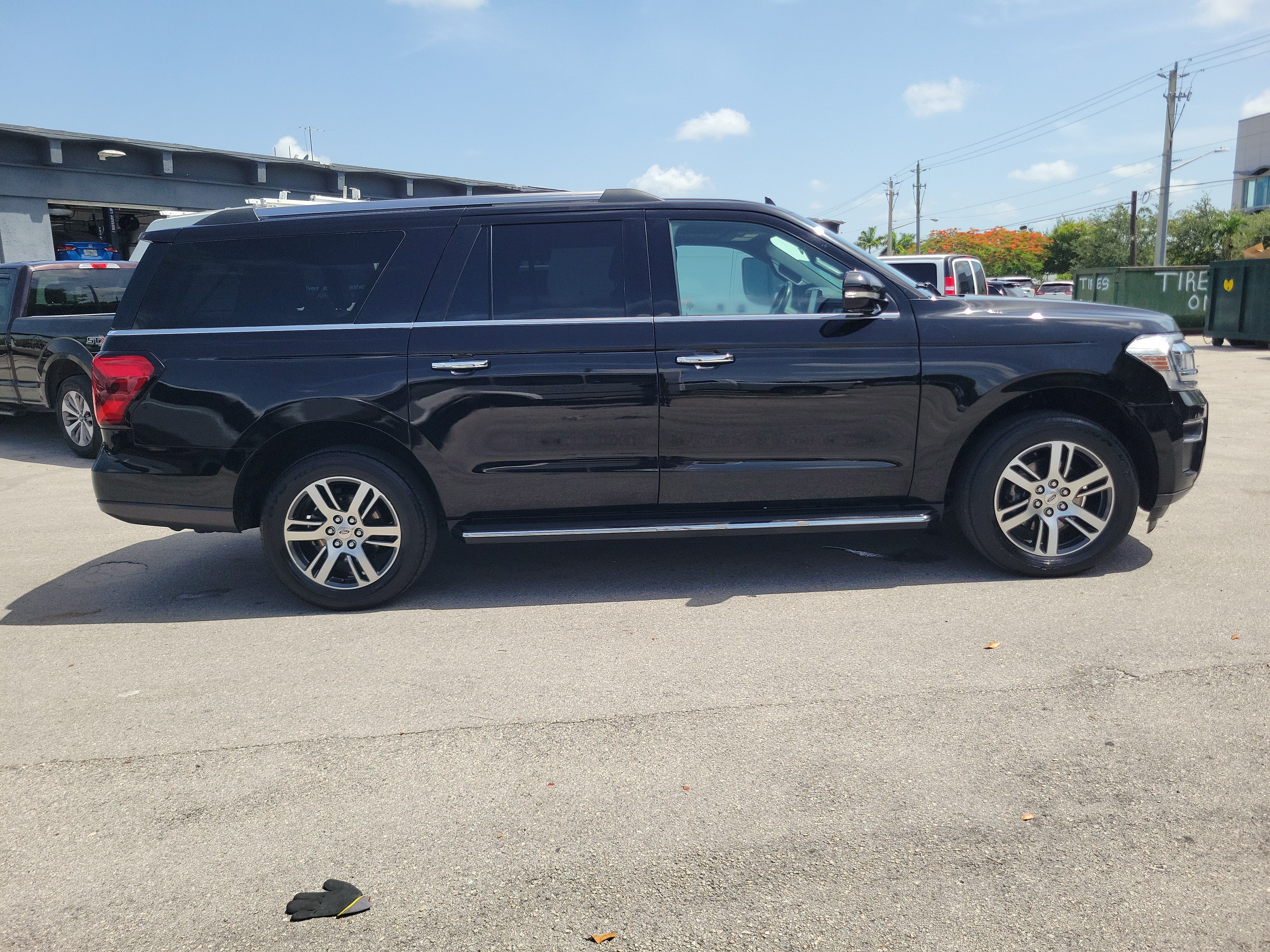 Used 2023 Ford Expedition Max Limited AWD/4WD image 4