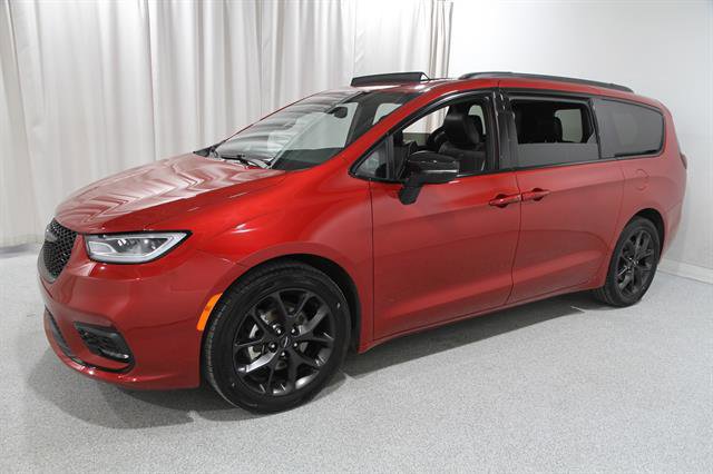 Used 2025 Chrysler Pacifica Limited image 3