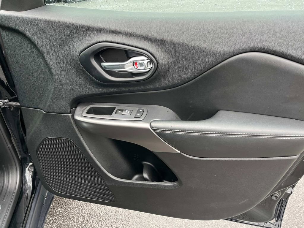 Used 2020 Jeep Cherokee Limited image 21