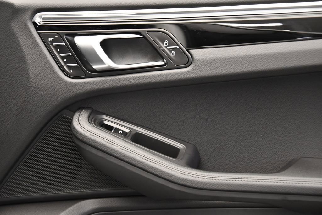 Used 2025 Porsche Macan image 43