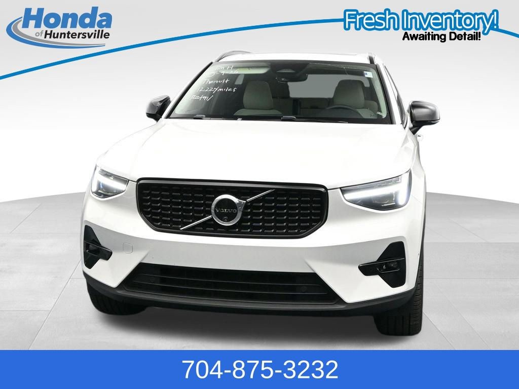 Used 2025 Volvo XC40 B5 Plus AWD/4WD image 3