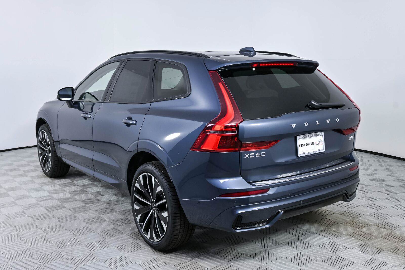 New 2027 Volvo XC60 B5 Ultra AWD/4WD image 3
