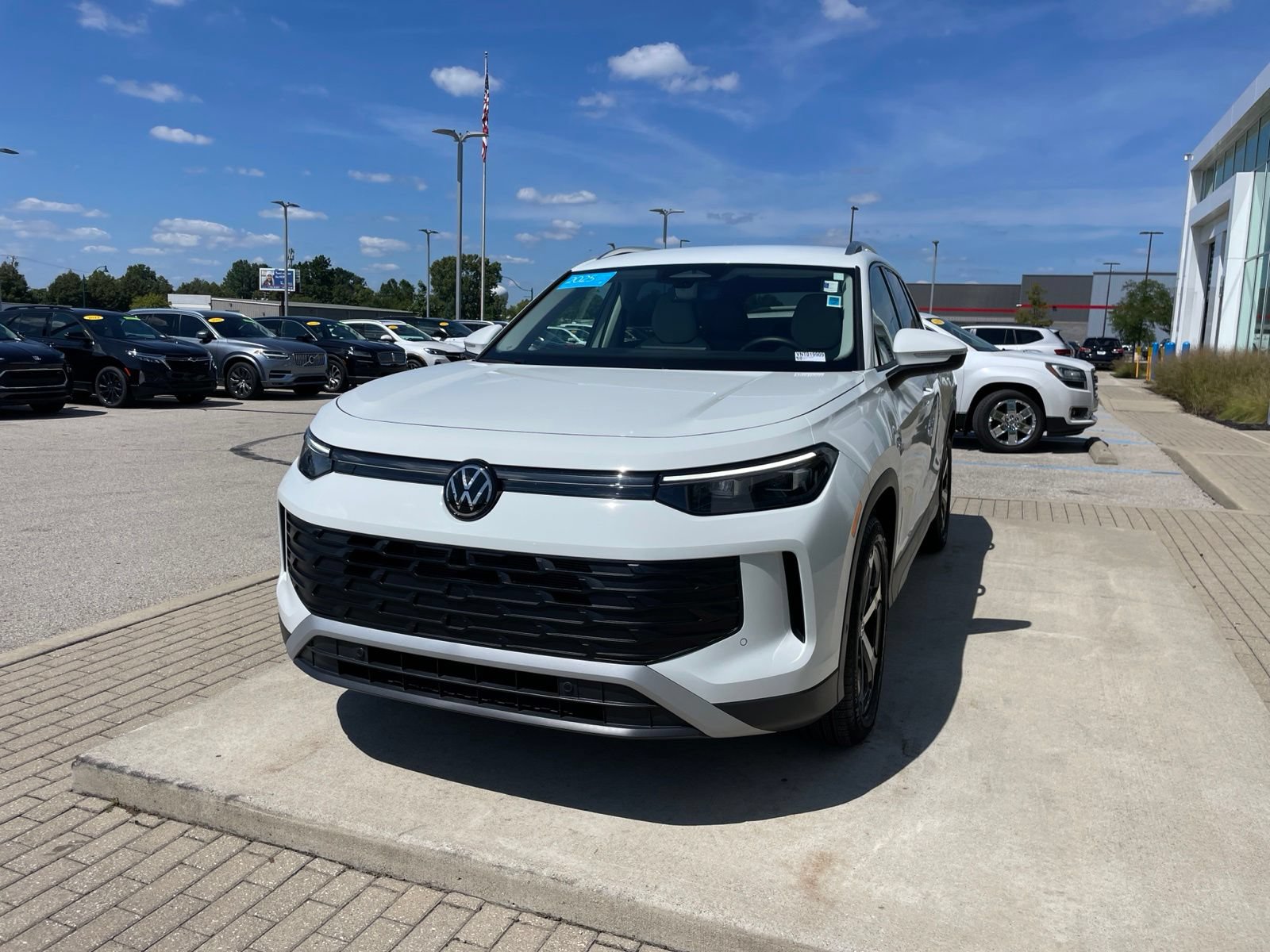 Certified 2025 Volkswagen Tiguan SE FWD image 5