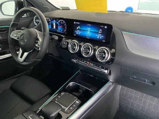 Used 2022 Mercedes-Benz GLA 250 4MATIC image 11