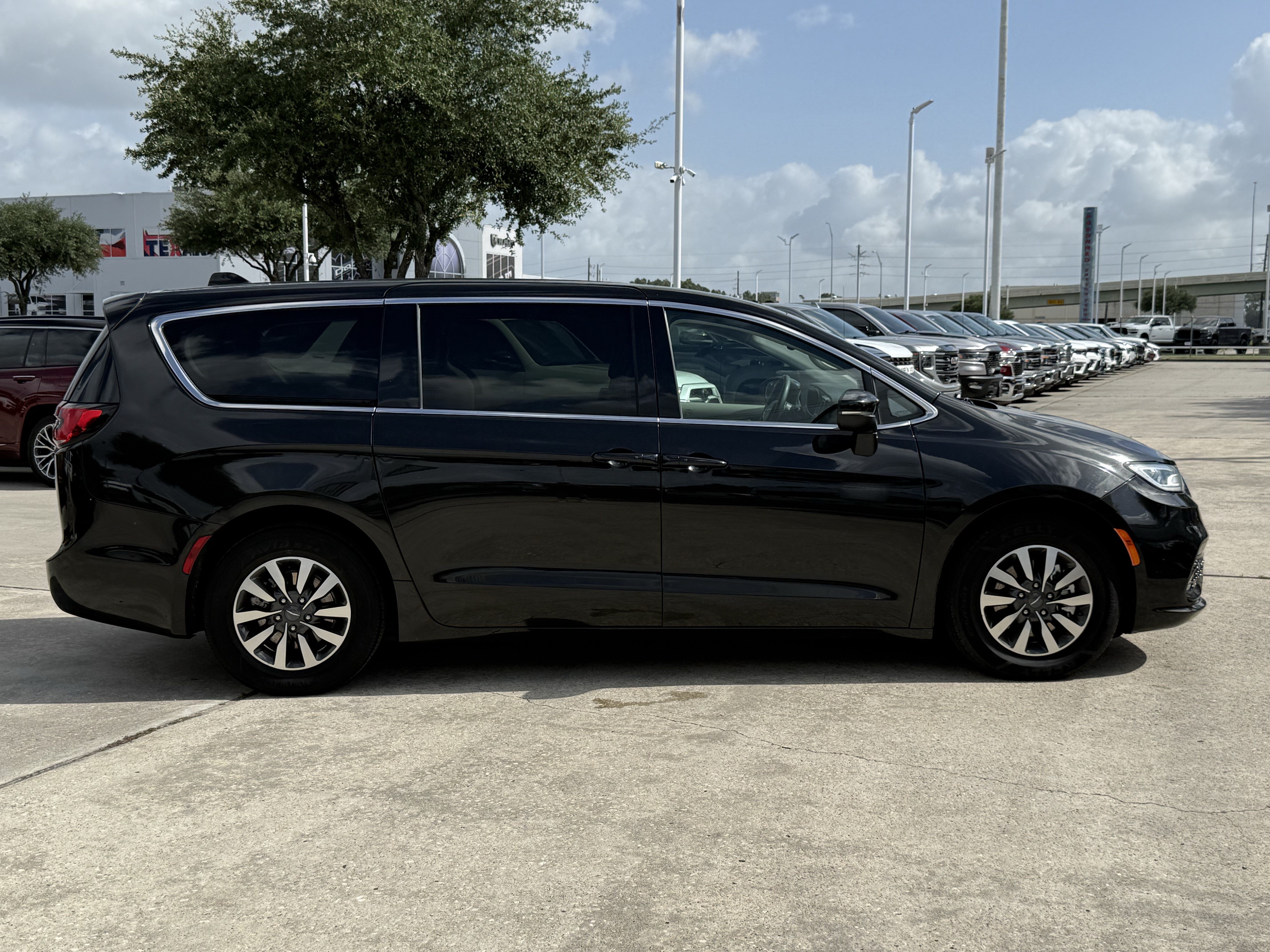 Used 2023 Chrysler Pacifica Touring-L FWD image 3