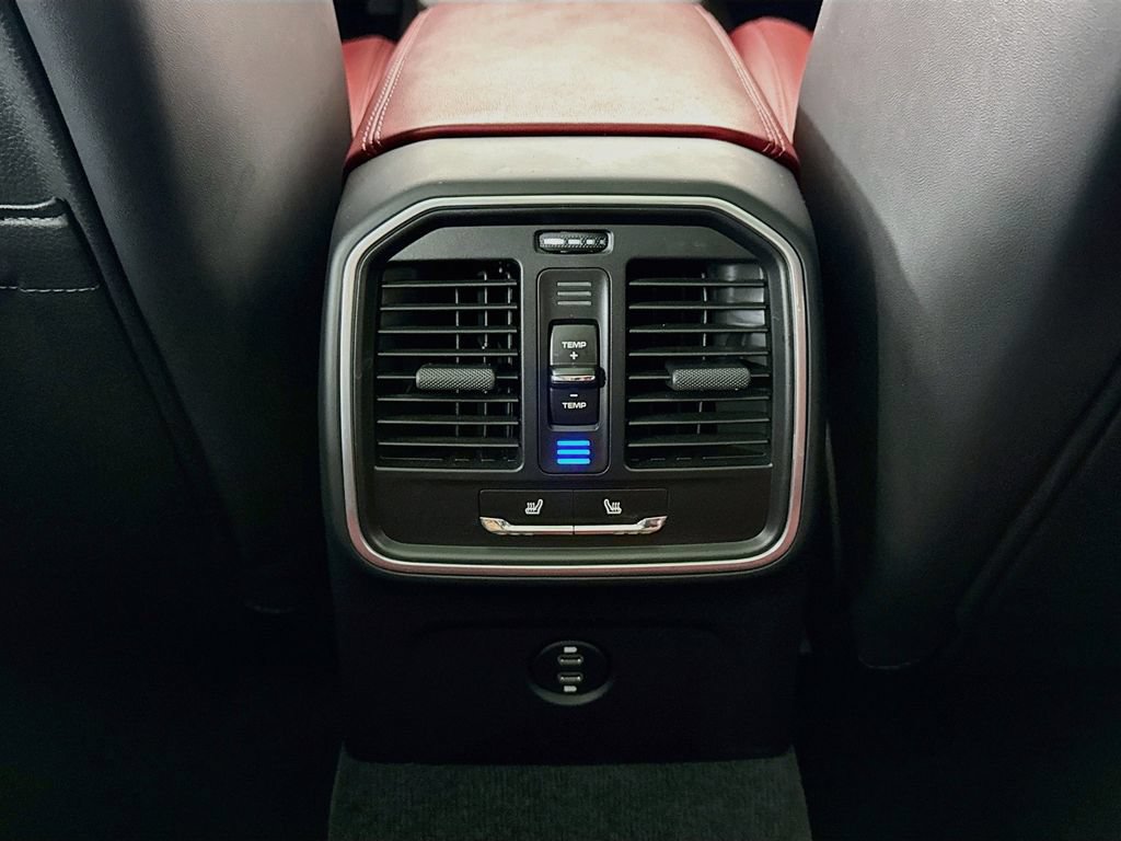Certified 2025 Porsche Macan AWD/4WD image 27