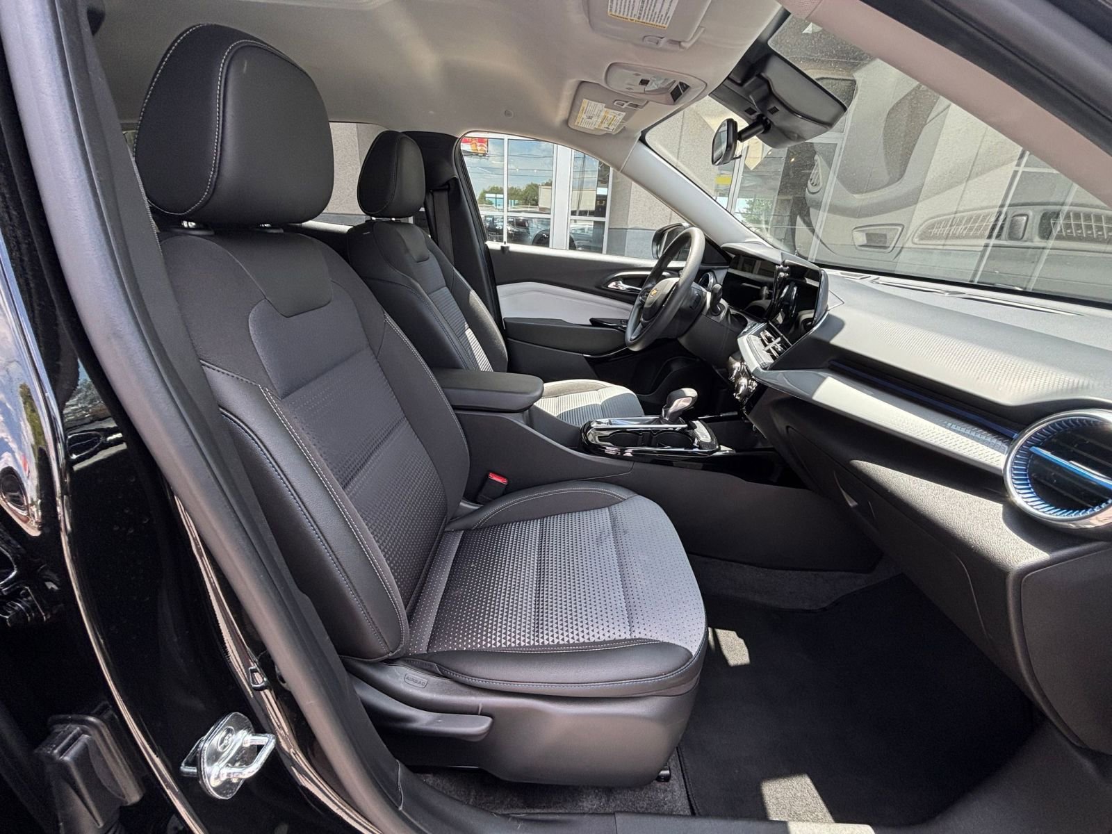 Used 2025 Chevrolet Trax LT FWD image 36