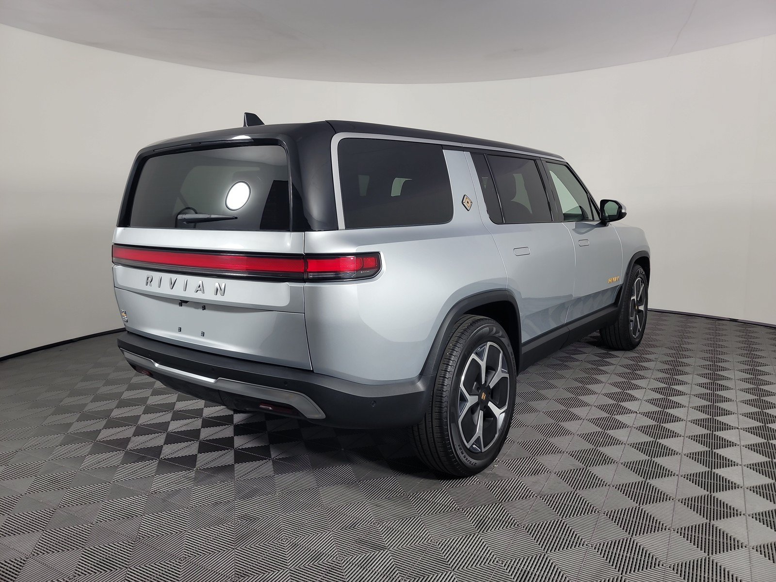 Used 2024 Rivian R1S Adventure AWD/4WD image 5
