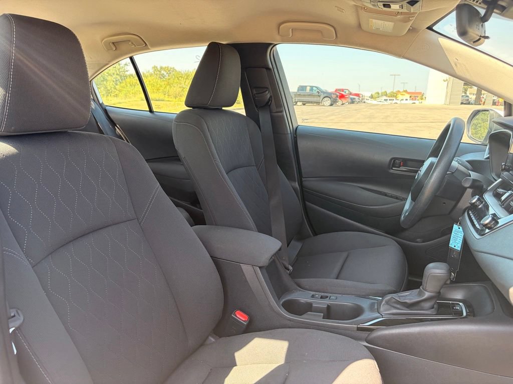 Used 2025 Toyota Corolla LE FWD image 6