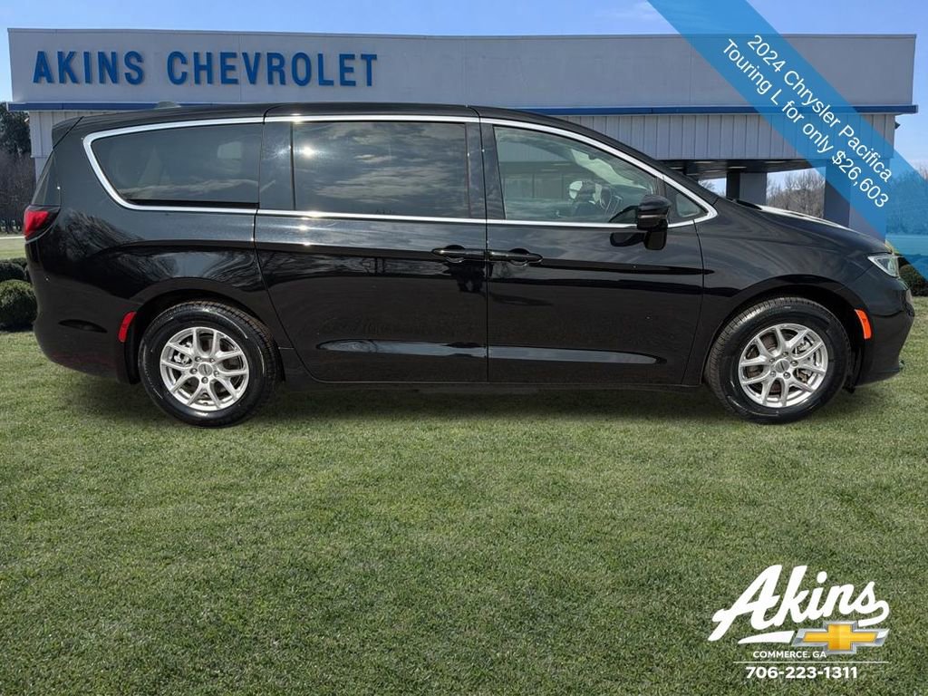 Used 2024 Chrysler Pacifica Touring-L image 4
