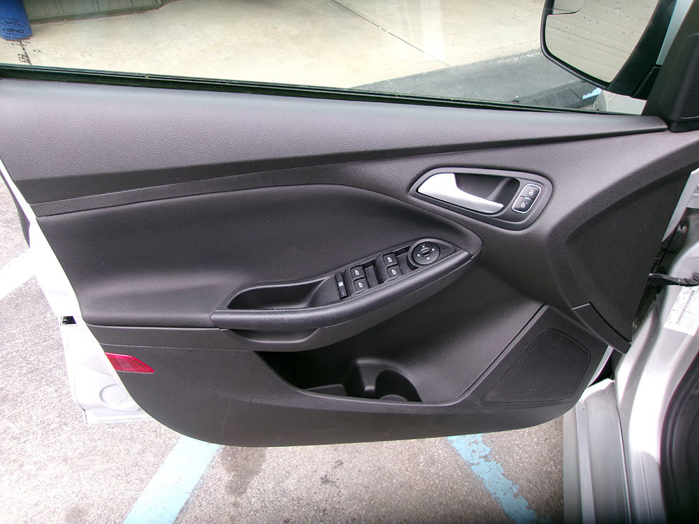 Used 2016 Ford Focus SE w/ SE Sport Package FWD image 14