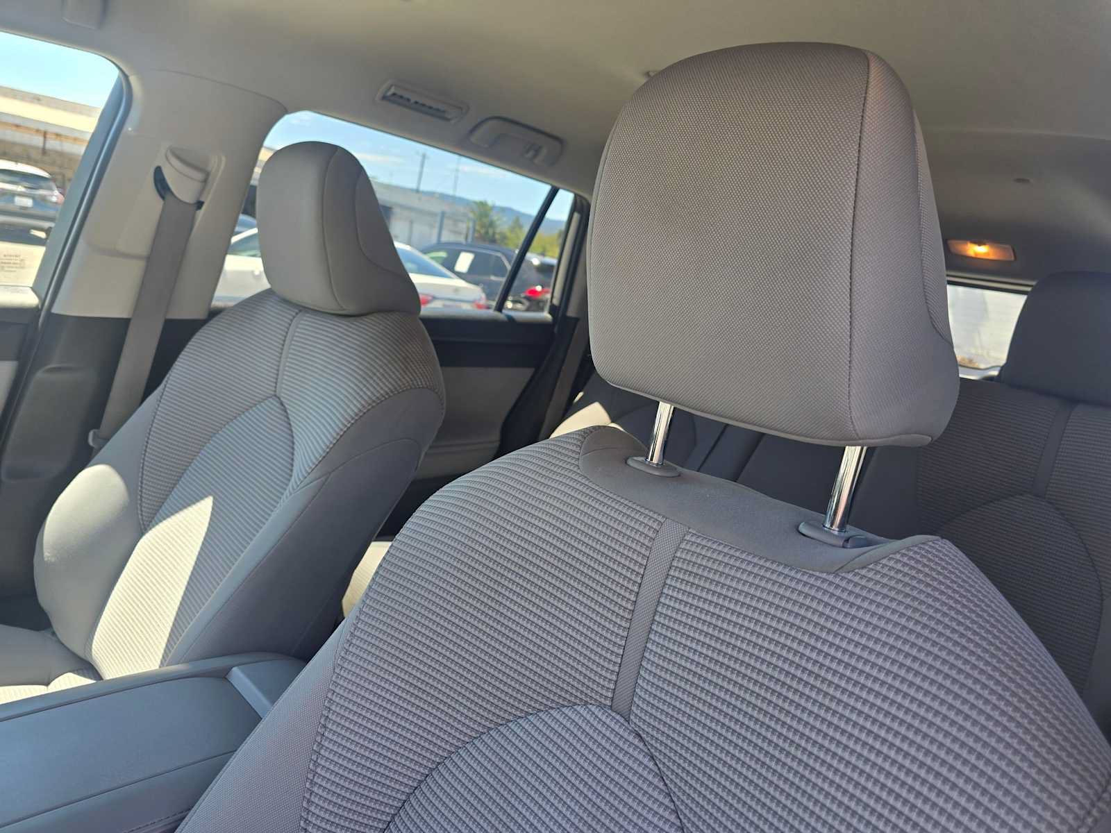 Used 2022 Toyota Highlander LE AWD/4WD image 23