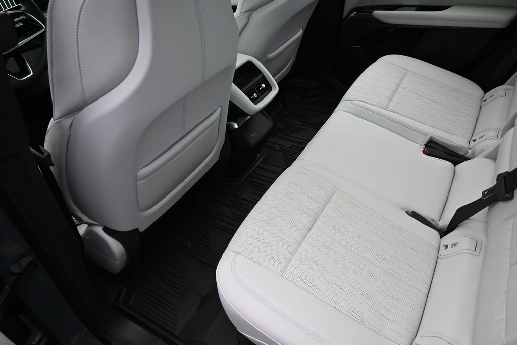 Used 2024 Cadillac Lyriq Sport AWD/4WD image 17