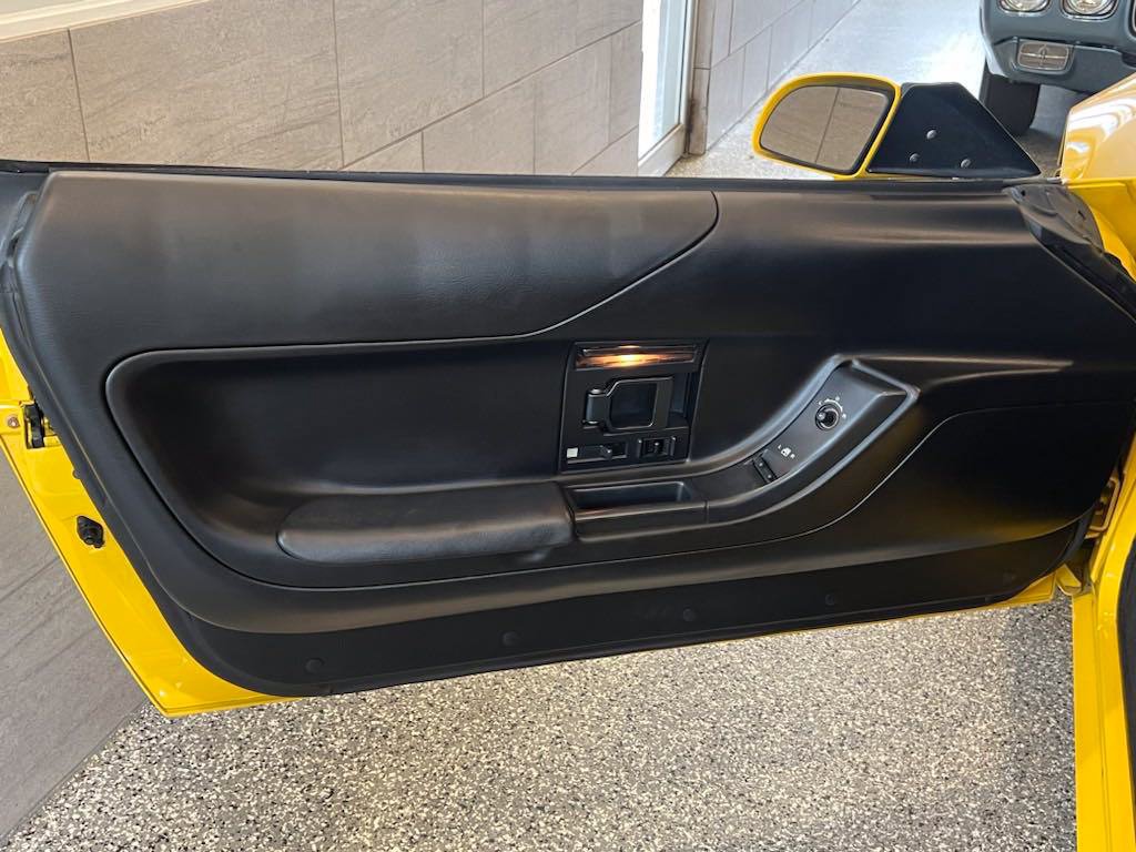 Used 1995 Chevrolet Corvette Convertible RWD image 15