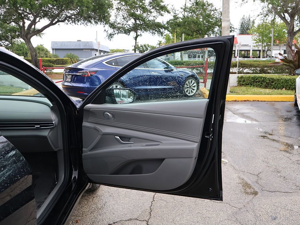 Used 2023 Hyundai Elantra SEL w/ Convenience Package FWD image 22