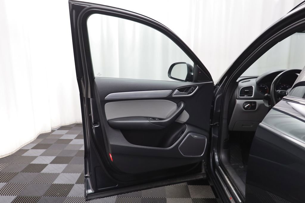 Used 2017 Audi Q3 2.0T Prestige w/ Prestige Package image 4