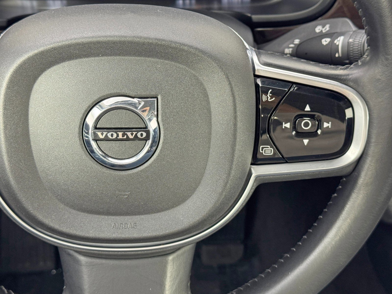 Used 2017 Volvo S90 T5 Momentum w/ Convenience Package image 21