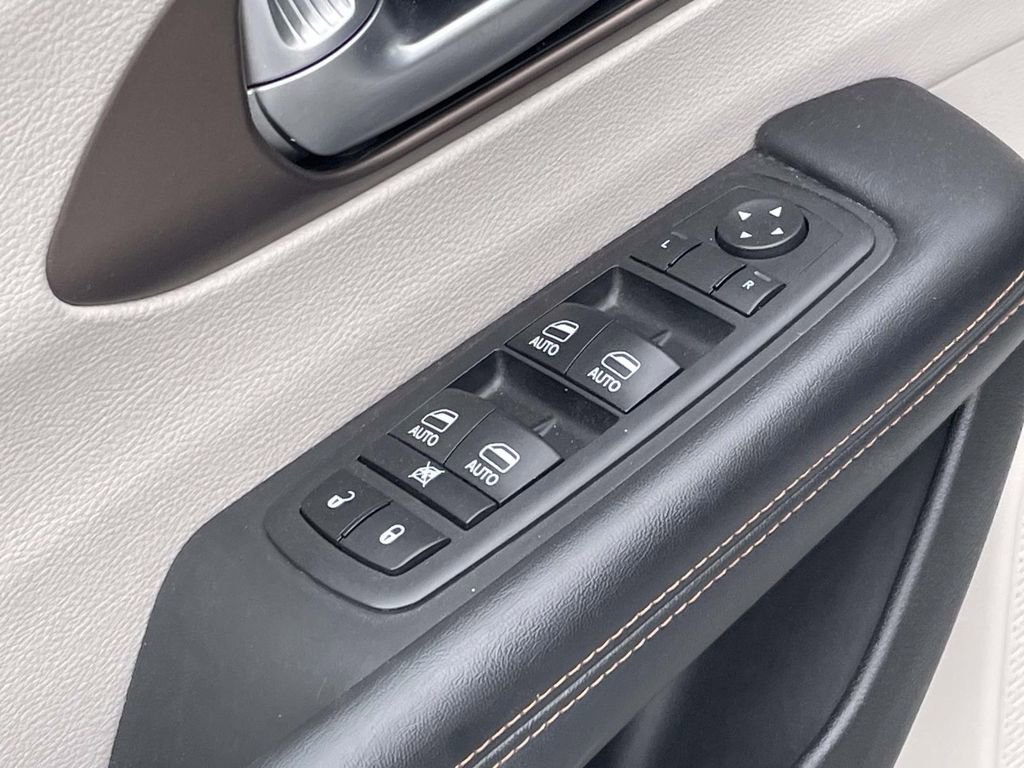 Used 2018 Chrysler Pacifica Touring-L Plus w/ Tire & Wheel Group image 18