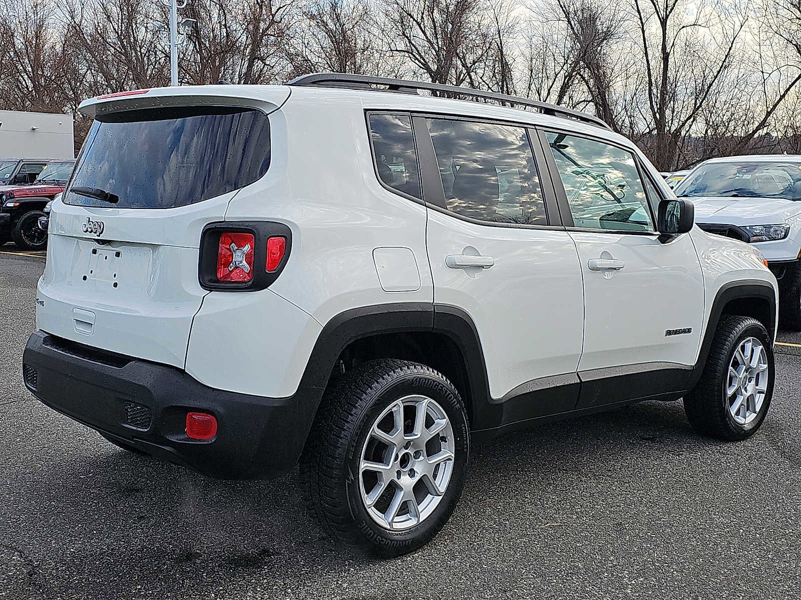 Used 2023 Jeep Renegade Latitude w/ Sun & Fun Group AWD/4WD image 6