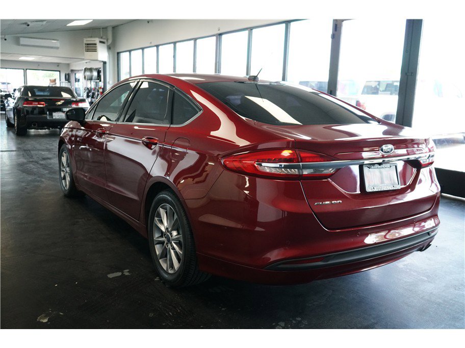Used 2017 Ford Fusion SE w/ Fusion SE Technology Package FWD image 5