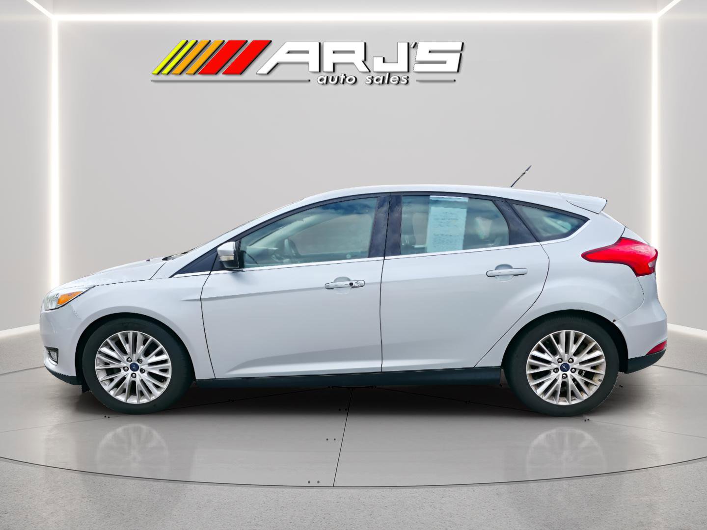 Used 2017 Ford Focus Titanium w/ Titanium Technology Package FWD image 2