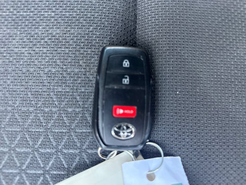 Used 2025 Toyota 4Runner SR5 AWD/4WD image 32
