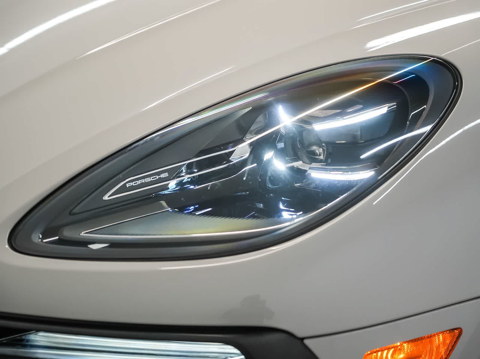 Certified 2023 Porsche Macan AWD/4WD image 10