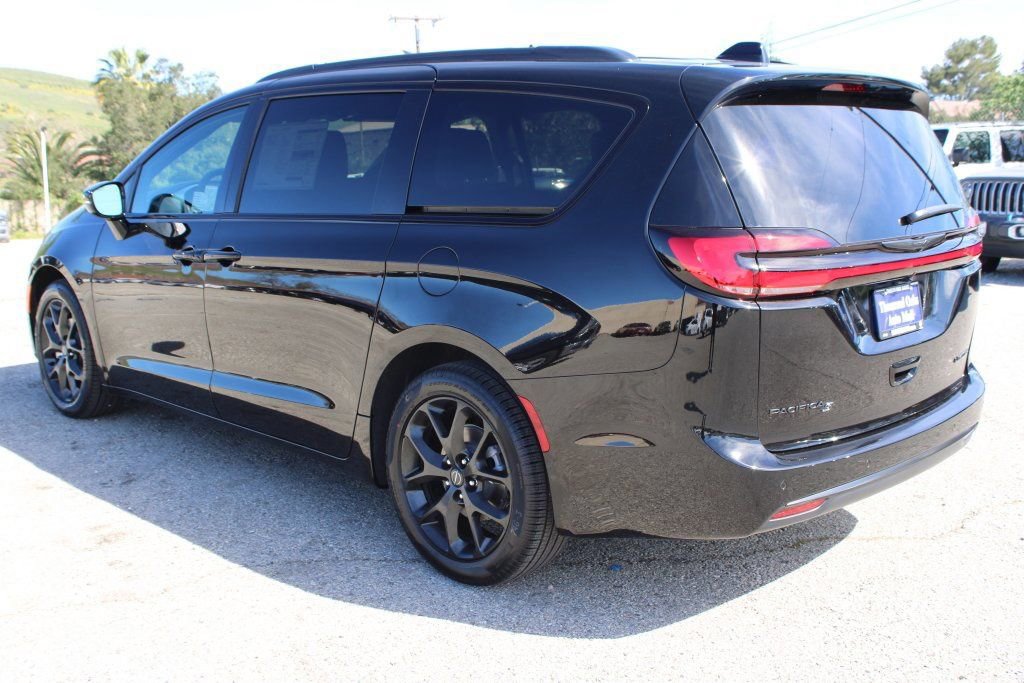 New 2026 Chrysler Pacifica Limited w/ S Appearance Package image 6