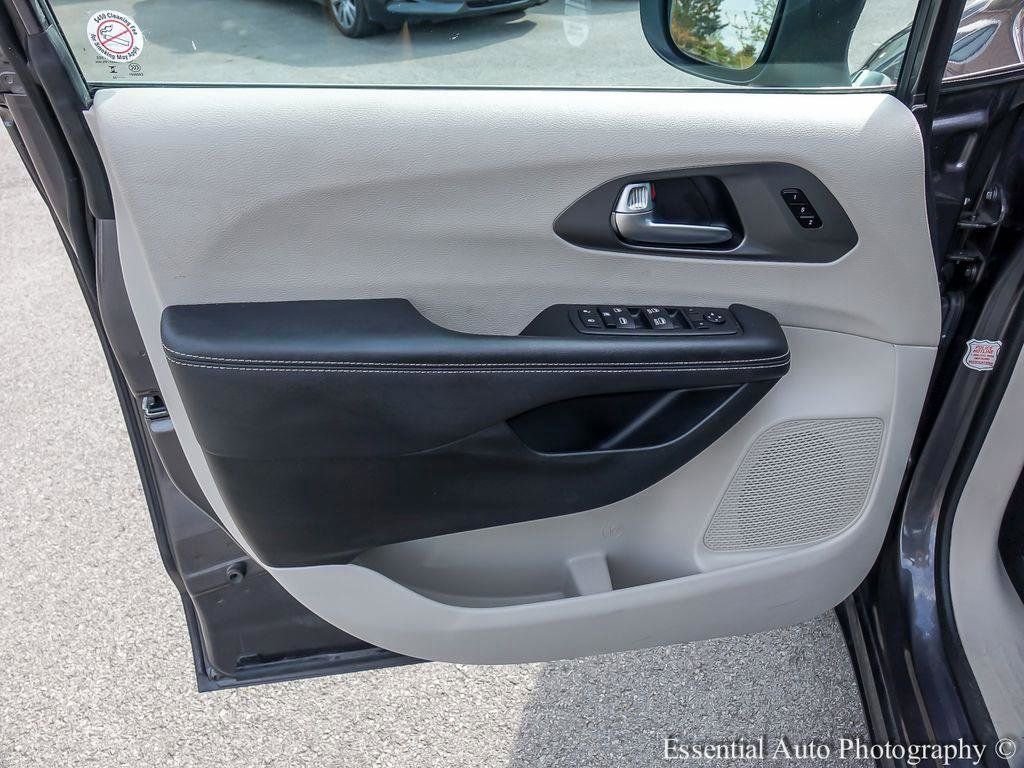 Used 2023 Chrysler Pacifica Touring-L FWD image 20