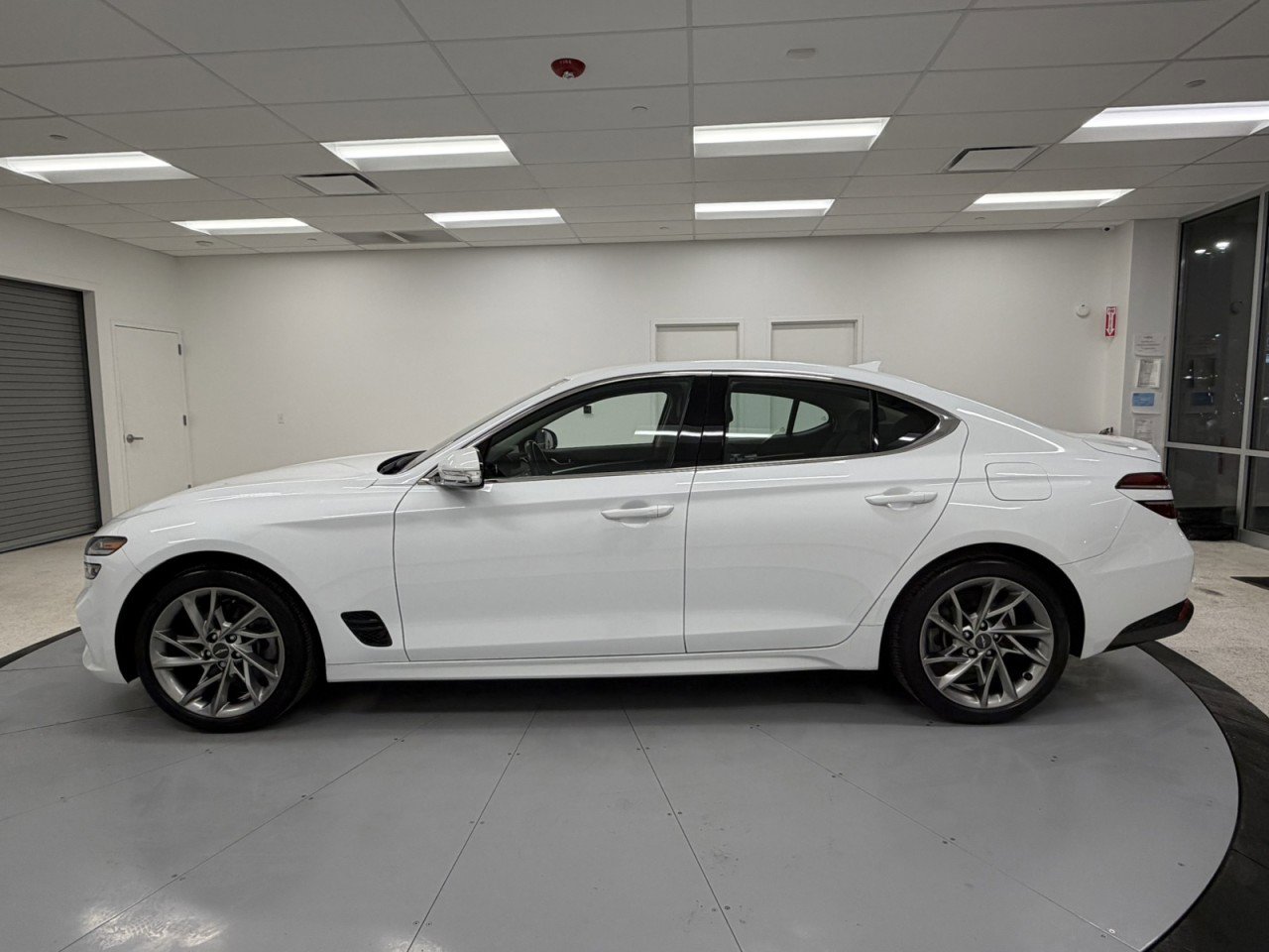Used 2022 Genesis G70 2.0T image 5