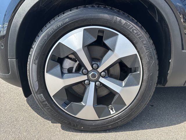 Certified 2025 Volvo XC40 B5 Plus AWD/4WD image 9