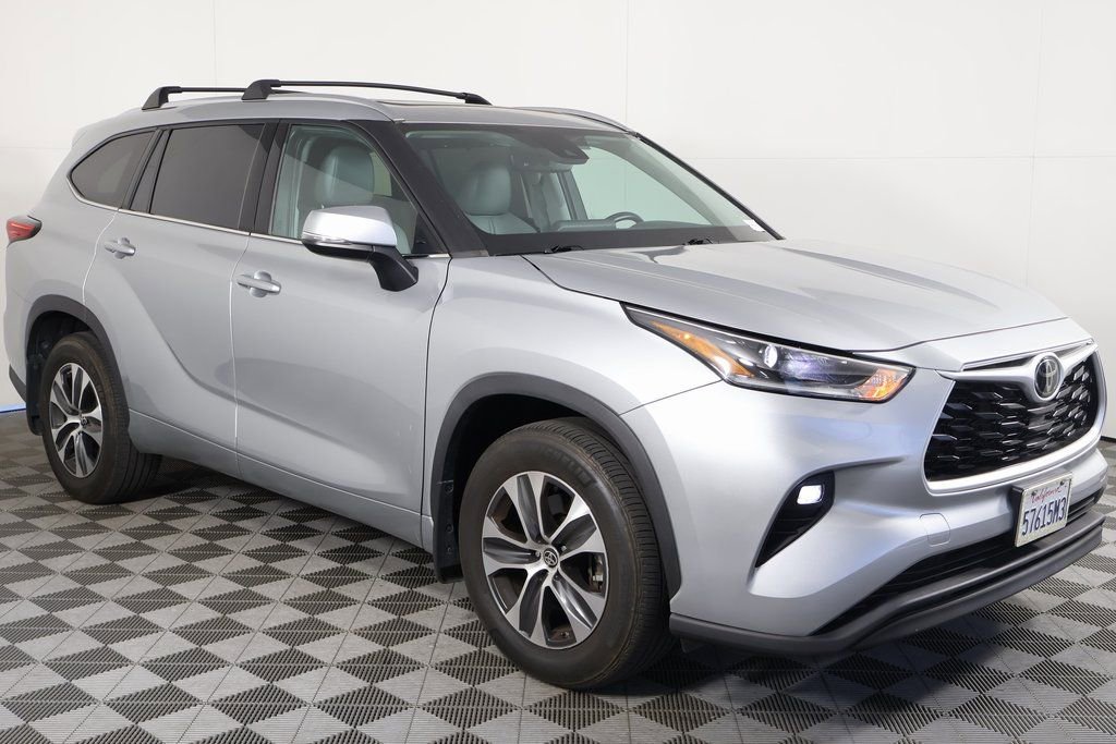 Used 2021 Toyota Highlander XLE image 2