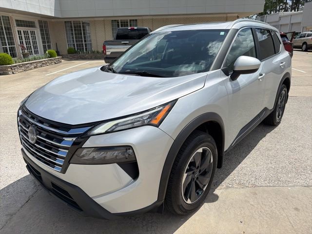 Used 2025 Nissan Rogue SV w/ SV Premium Package image 2