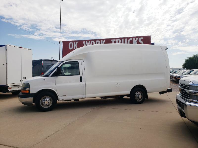 Used 2010 Chevrolet Express 3500 Extended RWD image 2